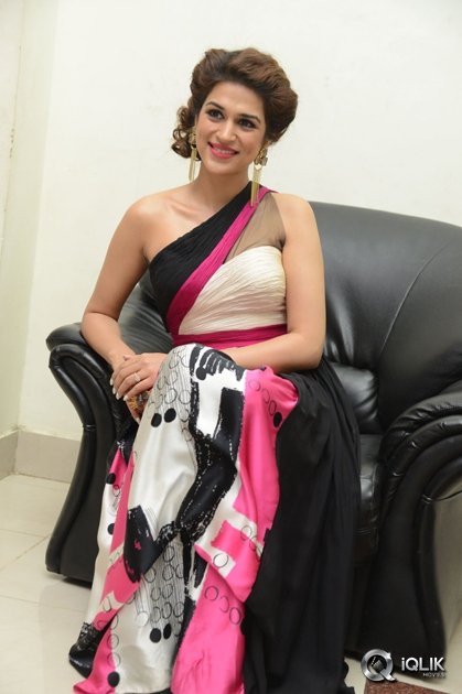 Shraddha-Das-at-Guntur-Talkies-Movie-Audio-Launch